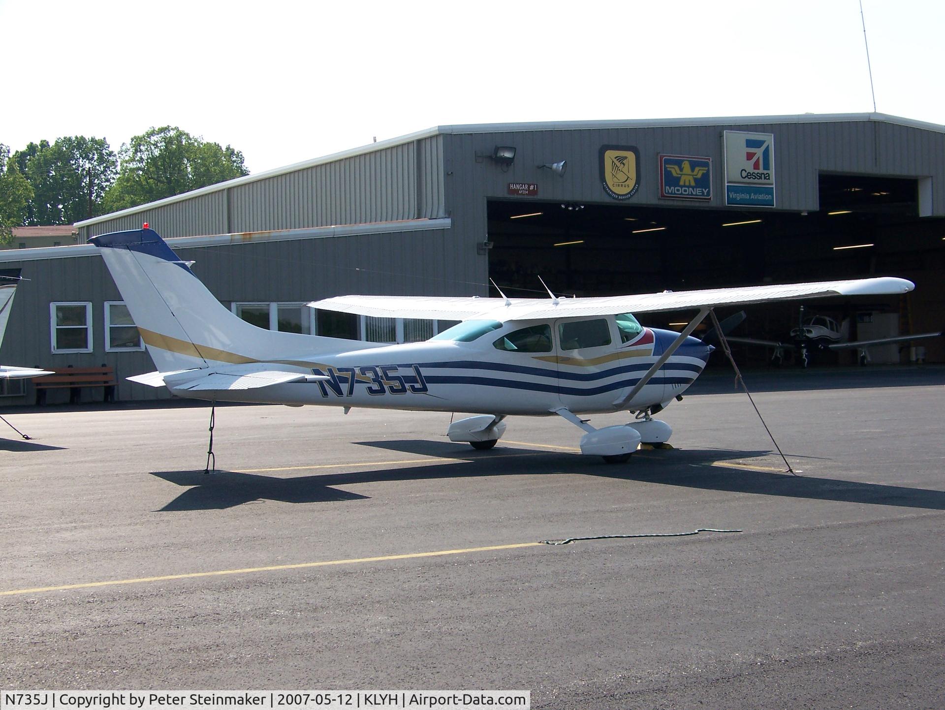 N735J, 1977 Cessna 182Q Skylane C/N 18265812, Parked on the ramp