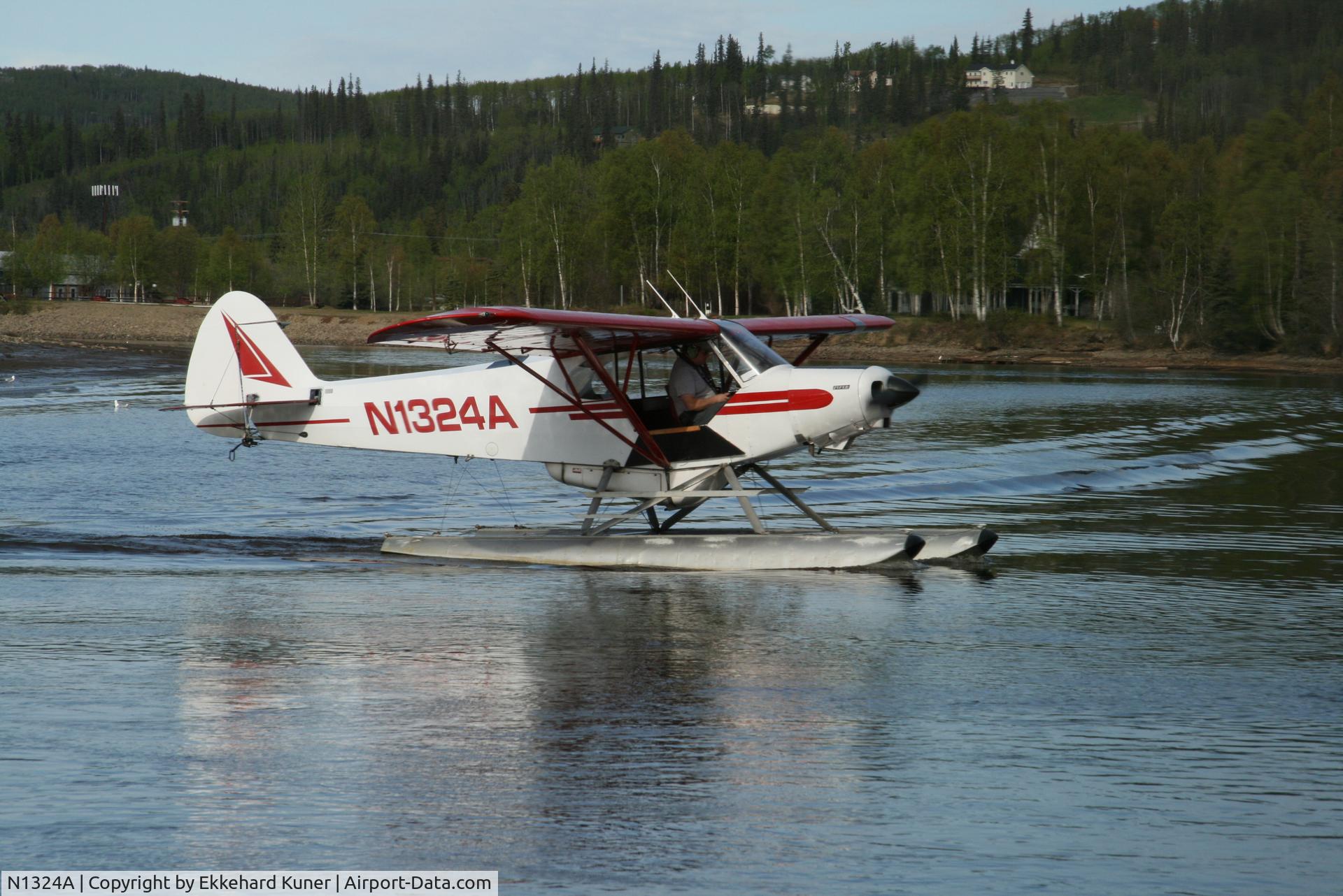 N1324A, 1951 Piper PA-18-125 Super Cub C/N 18-1134, Landing on the Chena River Fairbanks AK