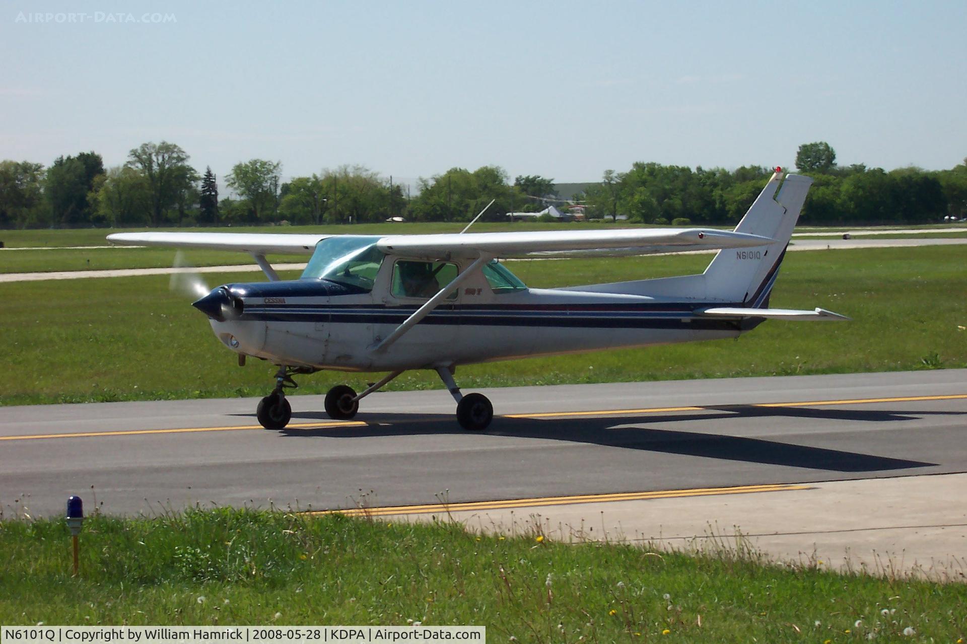 N6101Q, 1981 Cessna 152 C/N 15285126, Taxing at DuPage