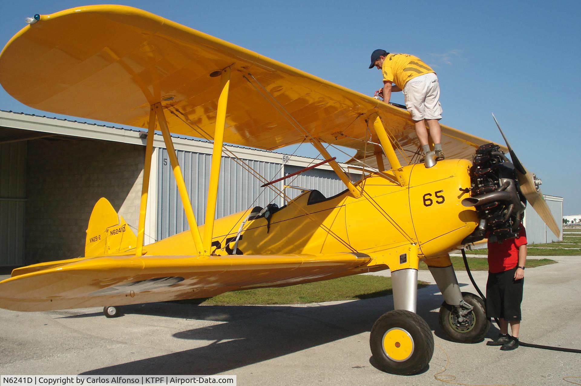 N6241D, 1943 Boeing B75N1 C/N 75-7862, gear strut paint change