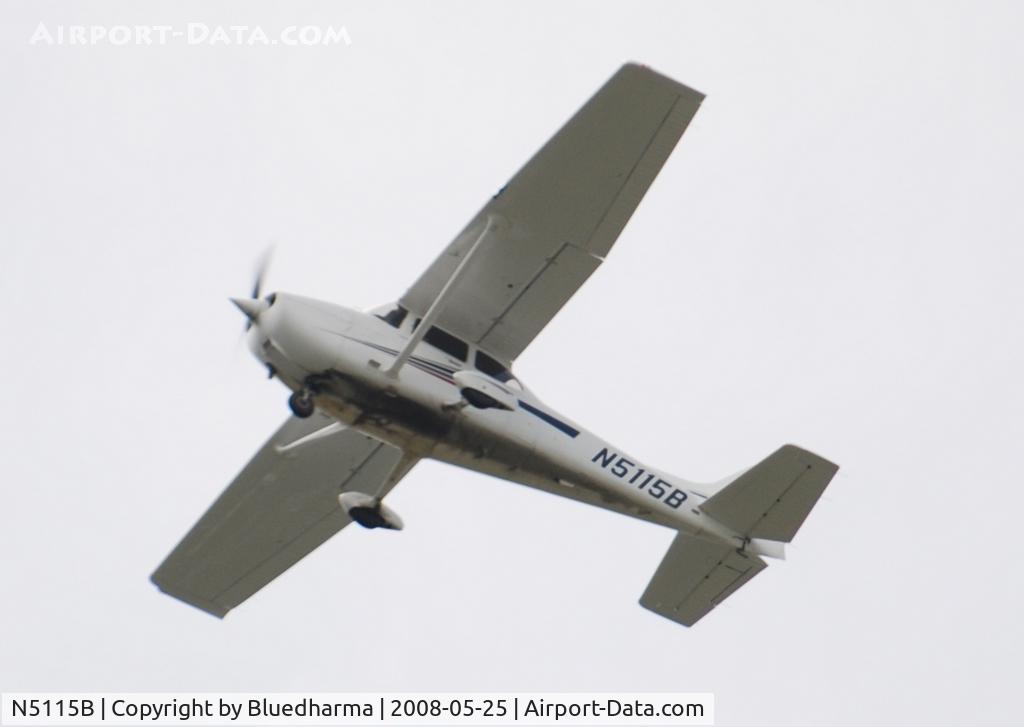 N5115B, 2001 Cessna 172S C/N 172S8987, Flight over Columbine High School. Heading East.