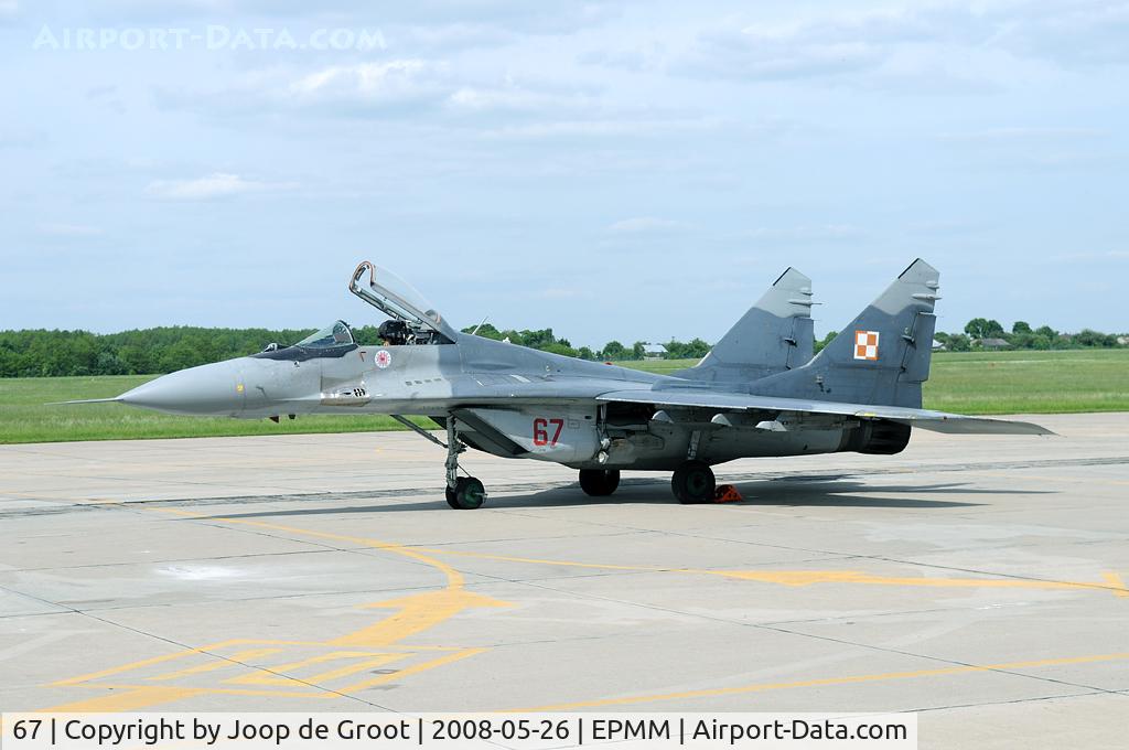 67, Mikoyan-Gurevich MiG-29 C/N 2960526367/3814, Some aircraft of 1 ELT now show the famous Kusciuszko squadron markings underneath the cockpit.