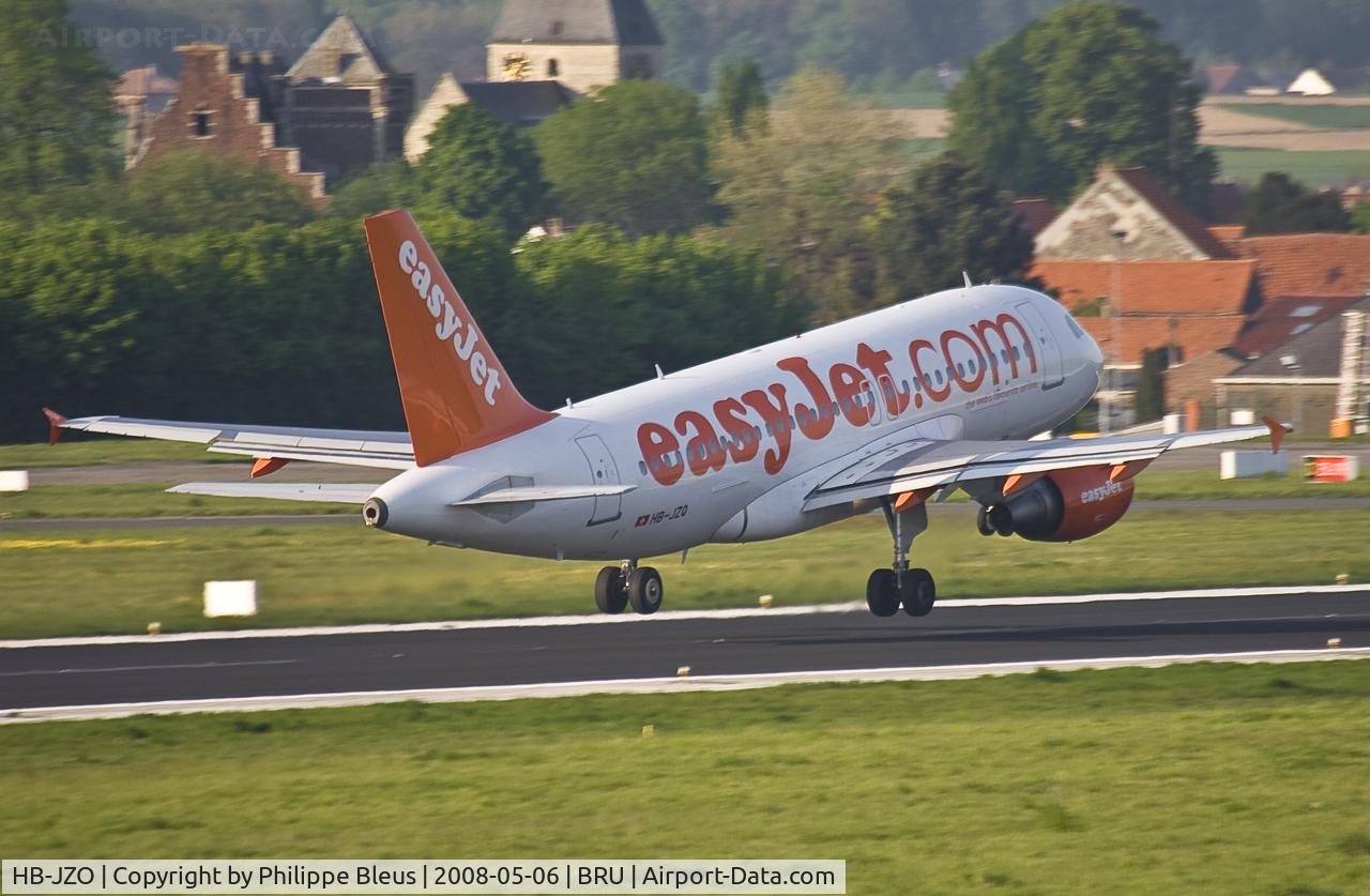 HB-JZO, 2005 Airbus A319-111 C/N 2398, Lift off from rwy 07R in the late afternoon. APU exhaust particularly visible.