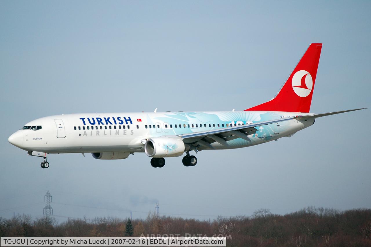 TC-JGU, 2006 Boeing 737-8F2 C/N 34418, On short finals at DUS