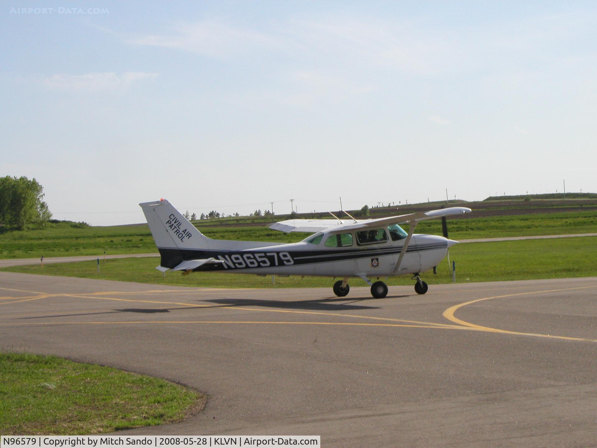 N96579, 1984 Cessna 172P C/N 17276090, Taxiing to Runway 12.