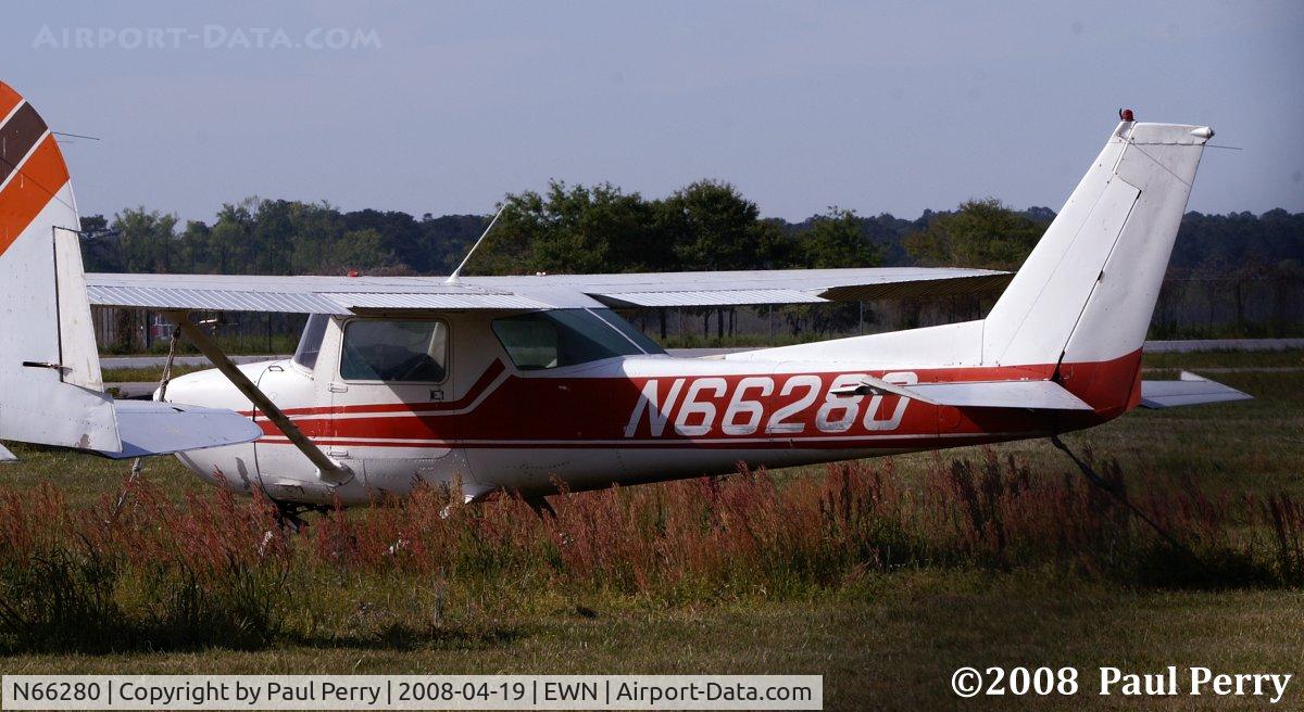 N66280, 1974 Cessna 150M C/N 15075973, Grass parking, nice and quiet