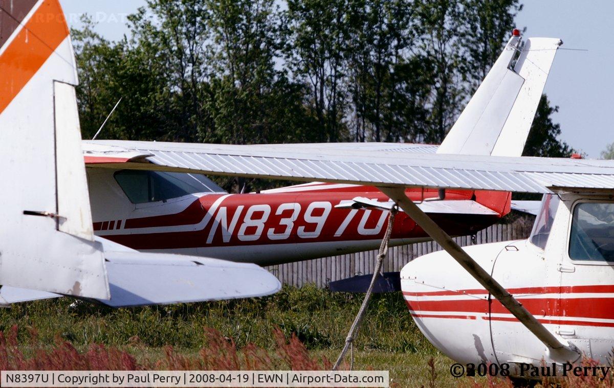 N8397U, 1976 Cessna 150M C/N 15077932, Wedged in