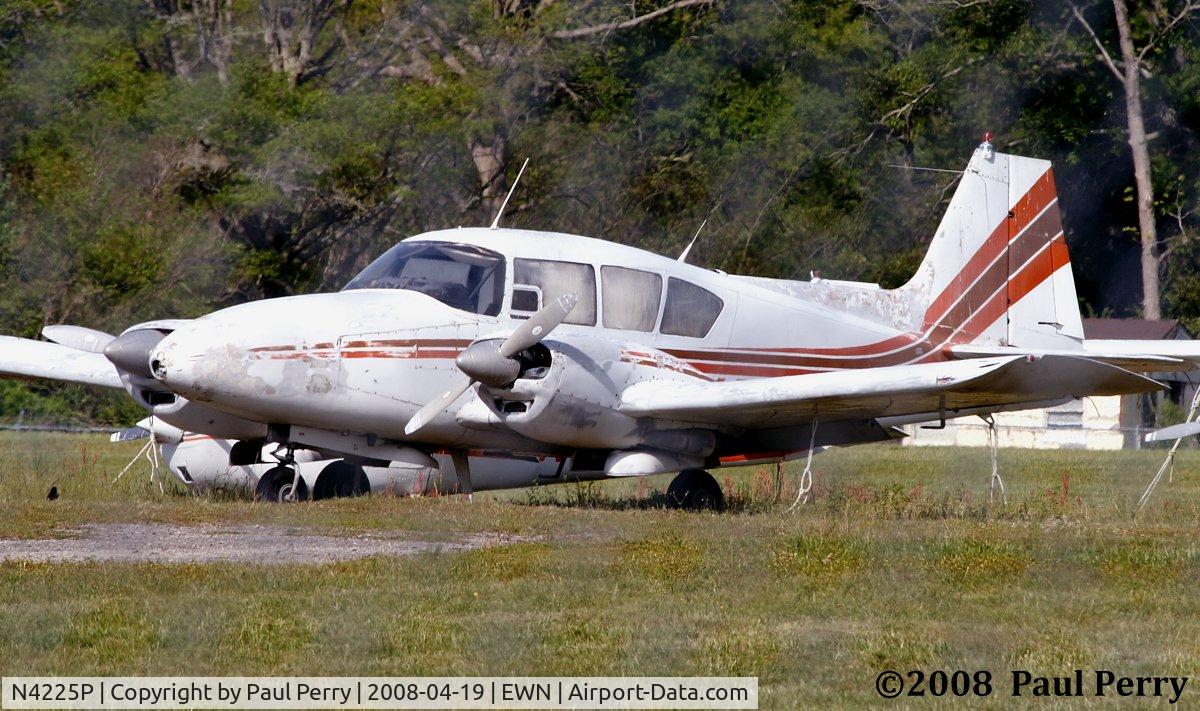 N4225P, 1959 Piper PA-23-160 Apache C/N 23-1721, A twin on the grass