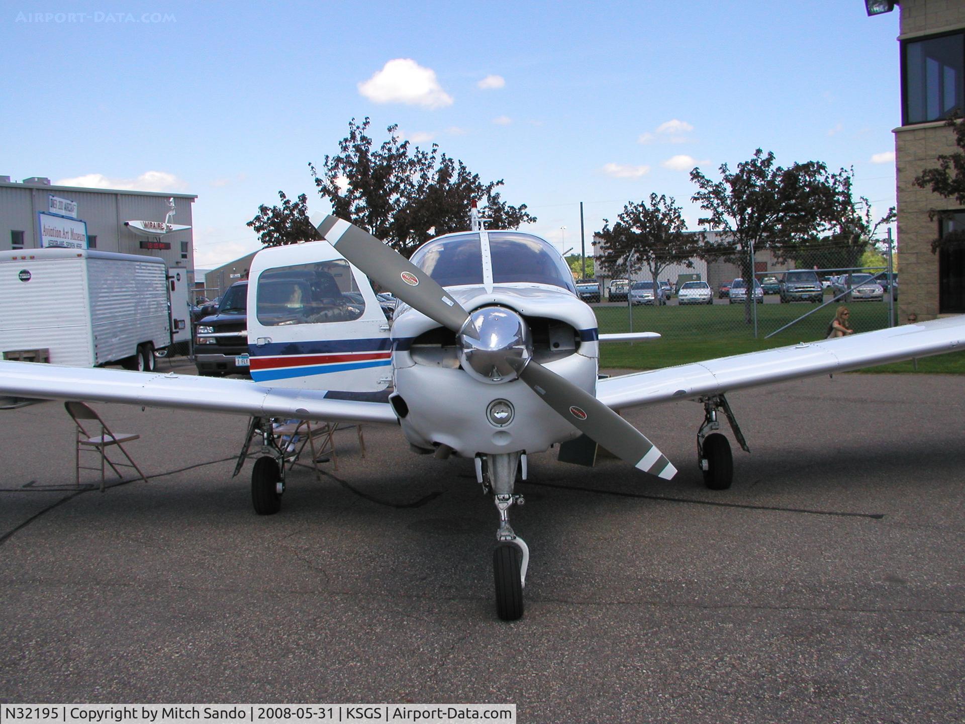 N32195, 1974 Piper PA-28R-200 C/N 28R-7535033, Fleming Field Fly-In 2008.