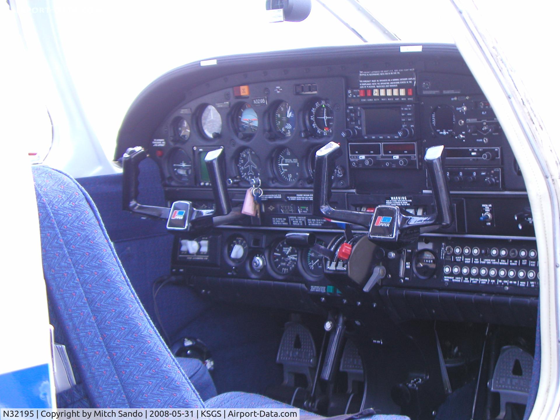 N32195, 1974 Piper PA-28R-200 C/N 28R-7535033, Fleming Field Fly-In 2008.