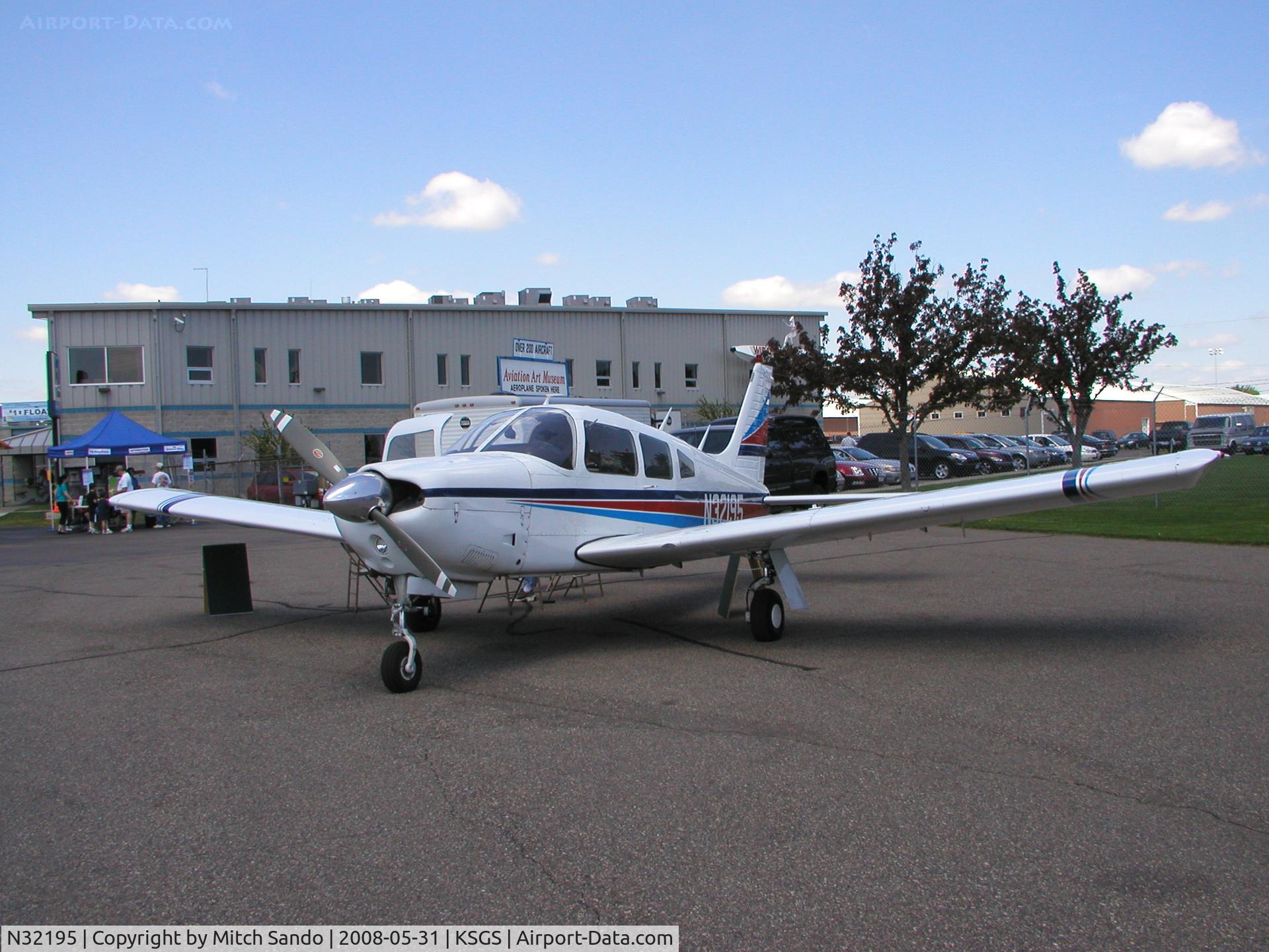 N32195, 1974 Piper PA-28R-200 C/N 28R-7535033, Fleming Field Fly-In 2008.
