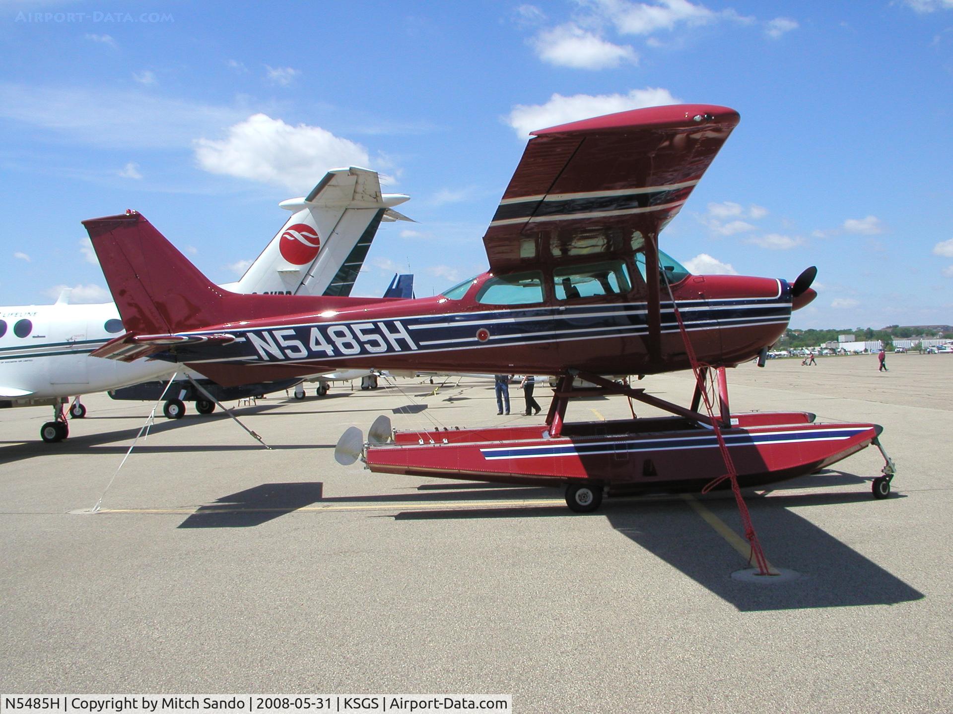 N5485H, 1975 Cessna 172M C/N 17265461, Fleming Field Fly-In 2008.