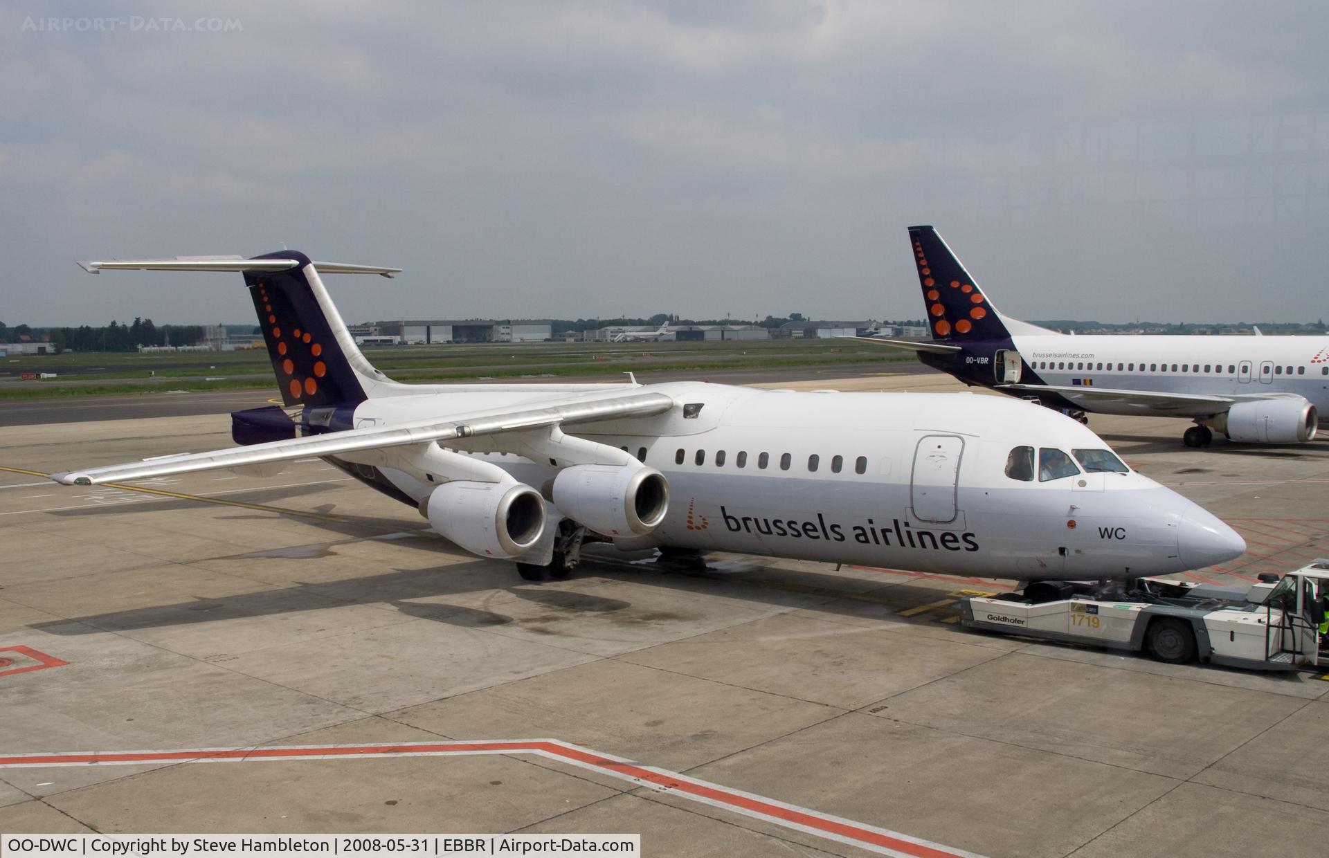 OO-DWC, 1998 British Aerospace Avro 146-RJ100 C/N E3322, Ready for pushback at Brussels