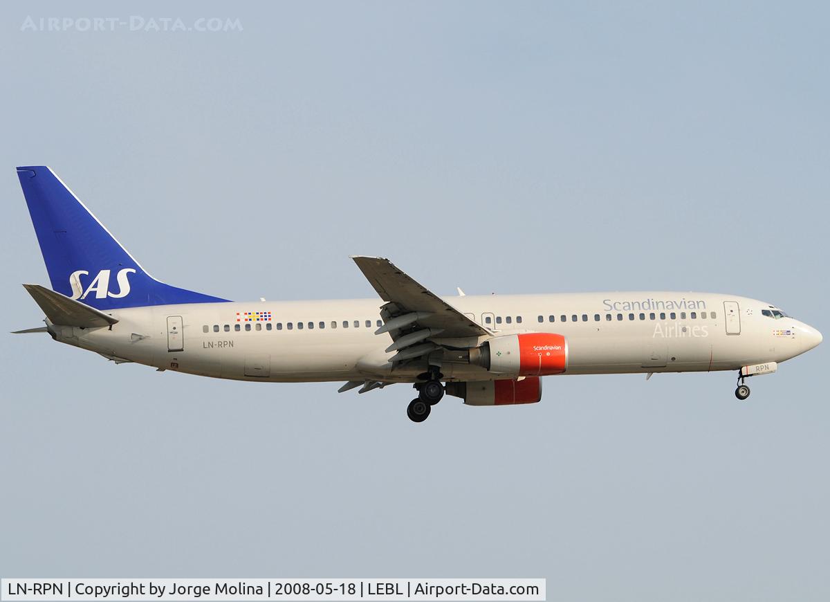 LN-RPN, 2000 Boeing 737-883 C/N 30470, On short final to RWY 25R.