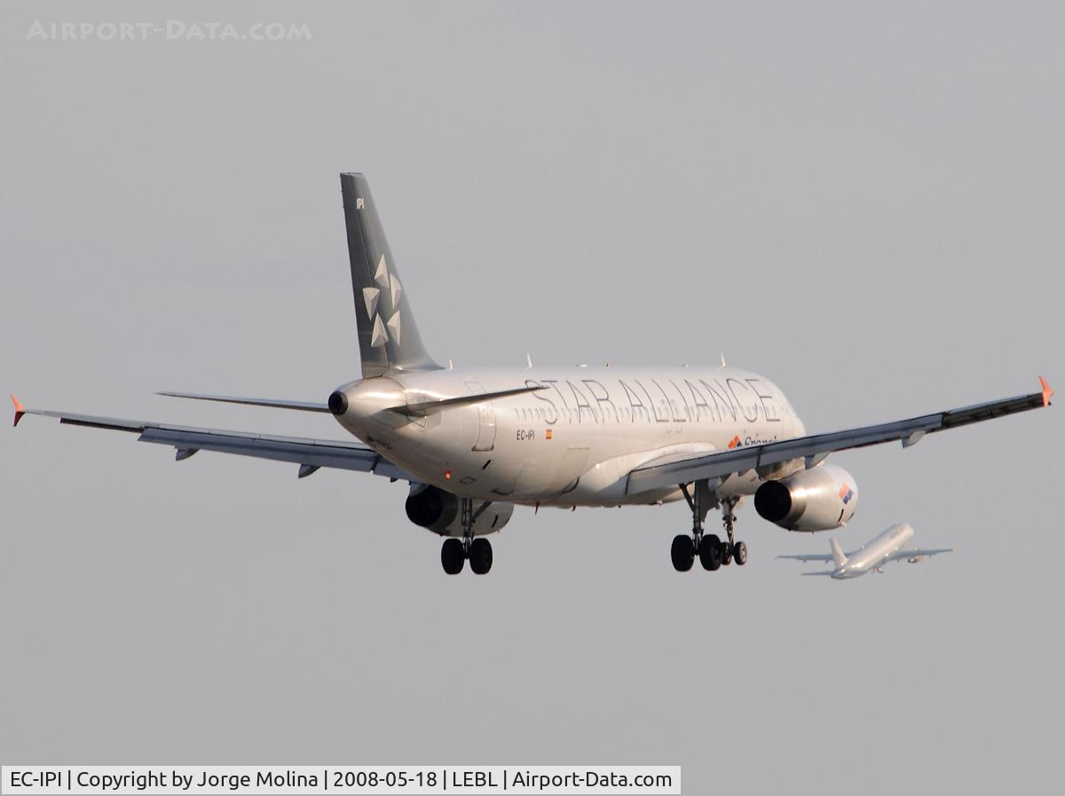 EC-IPI, 2003 Airbus A320-232 C/N 2027, On short final to RWY 25R.