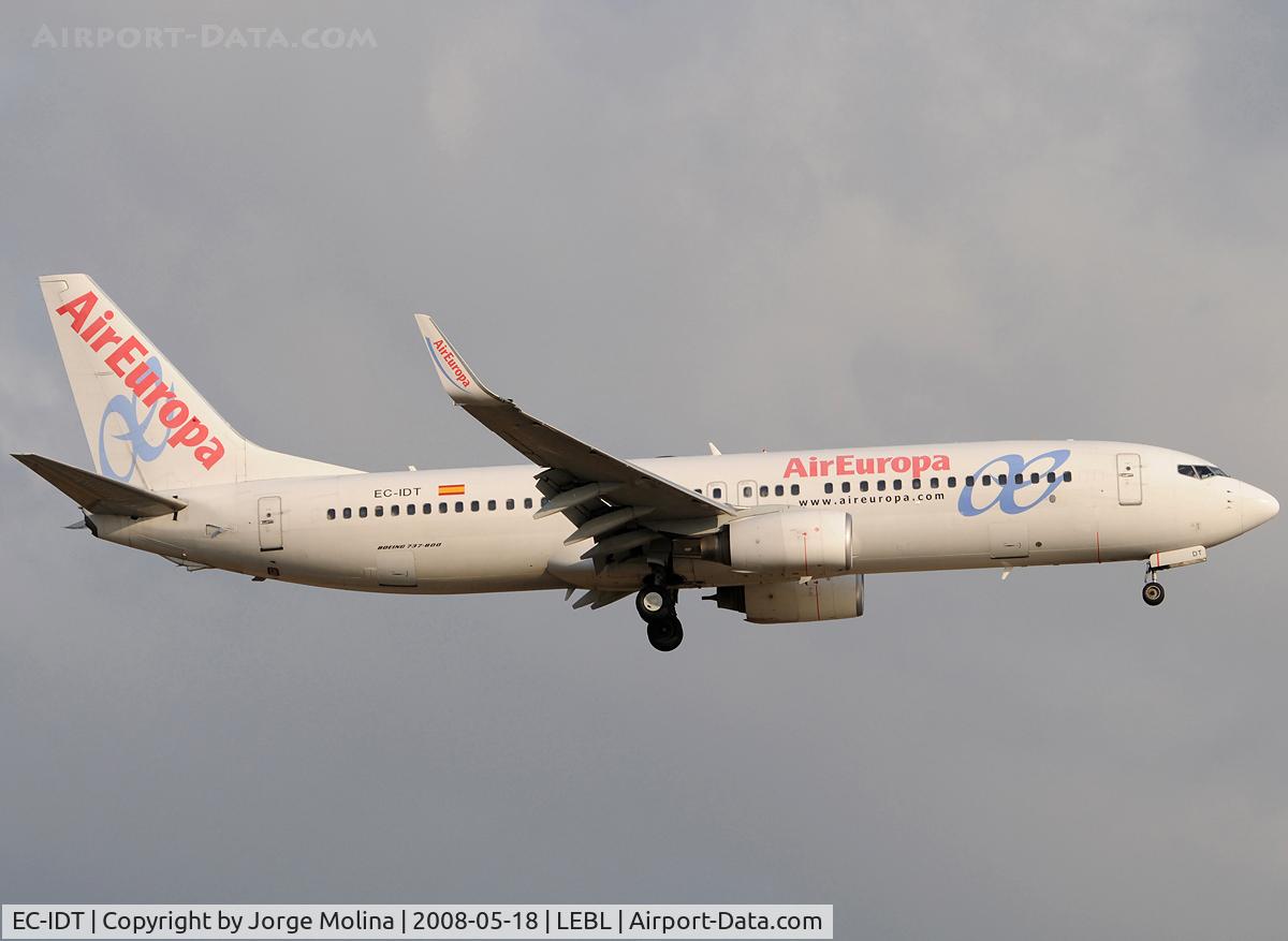 EC-IDT, 2002 Boeing 737-86Q C/N 30281, On short final to RWY 25R.