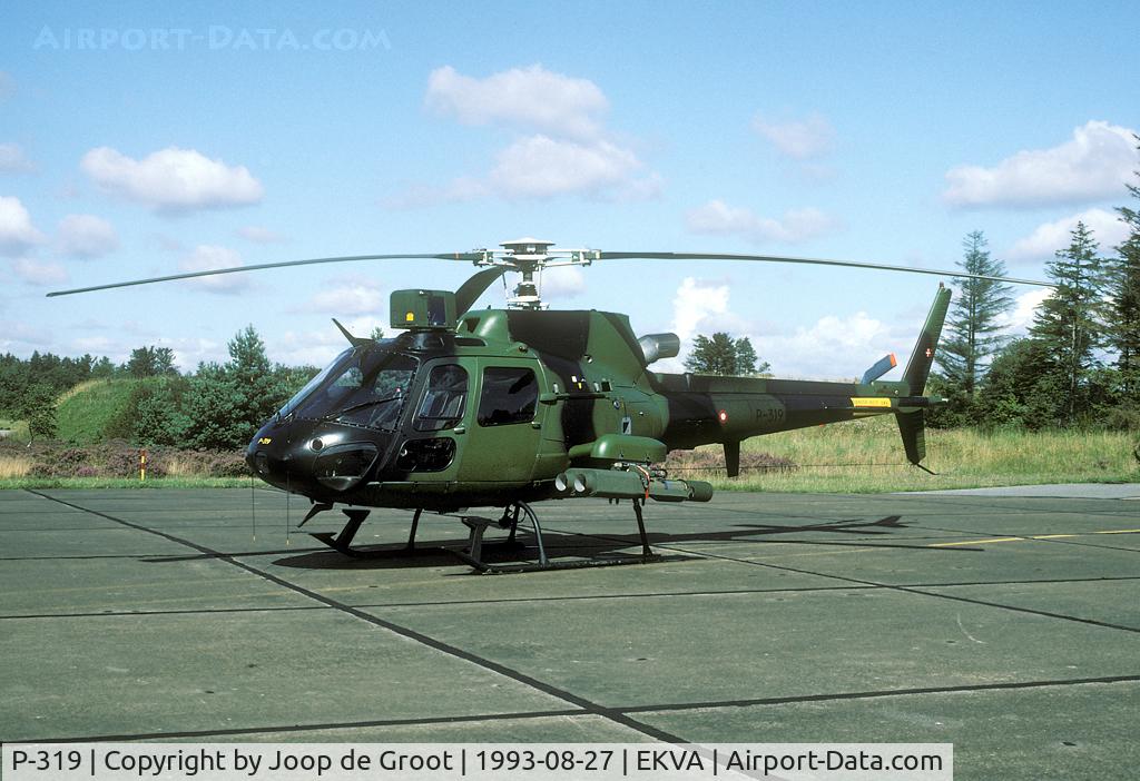 P-319, Aerospatiale AS-550C-2 Fennec C/N 2319, The Danish Army uses a camouflage of fresh green and black, which is highly effective in the wooden countryside of Denmark.