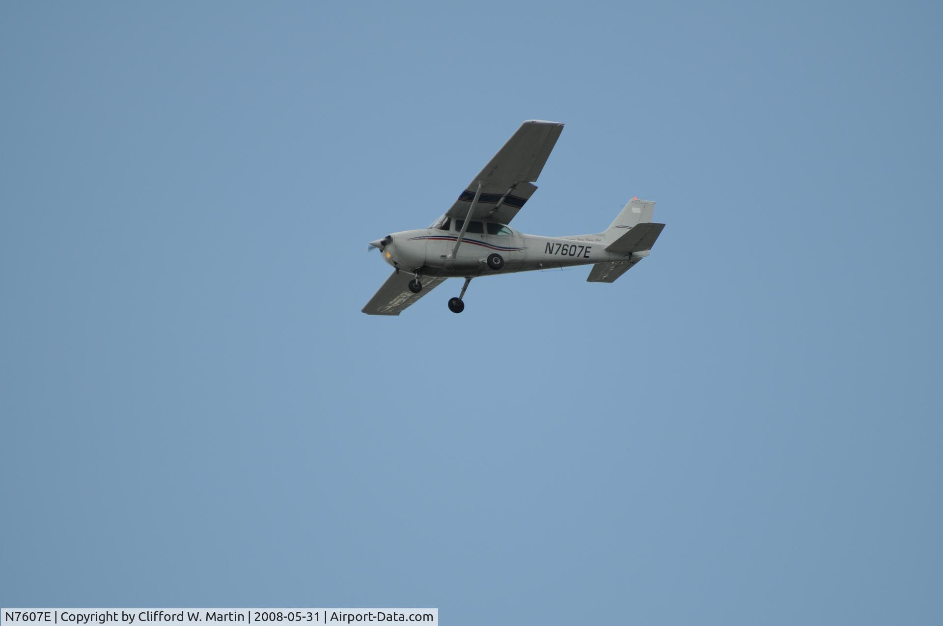 N7607E, 1978 Cessna 172N C/N 17272115, Taken 5/31/2008 landing at NAS Atlanta