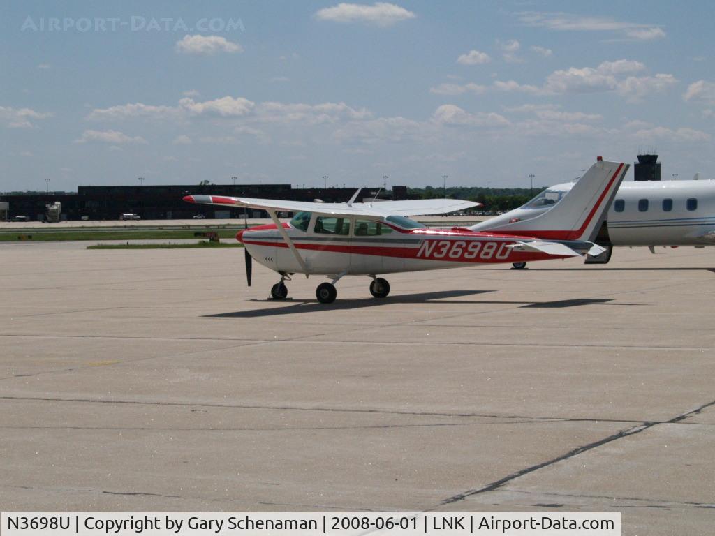 N3698U, 1963 Cessna 182G Skylane C/N 18255098, Refuelling stop