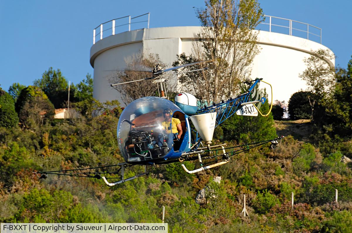 F-BXXT, Agusta AB-47G-4 C/N 2517, spraying trees