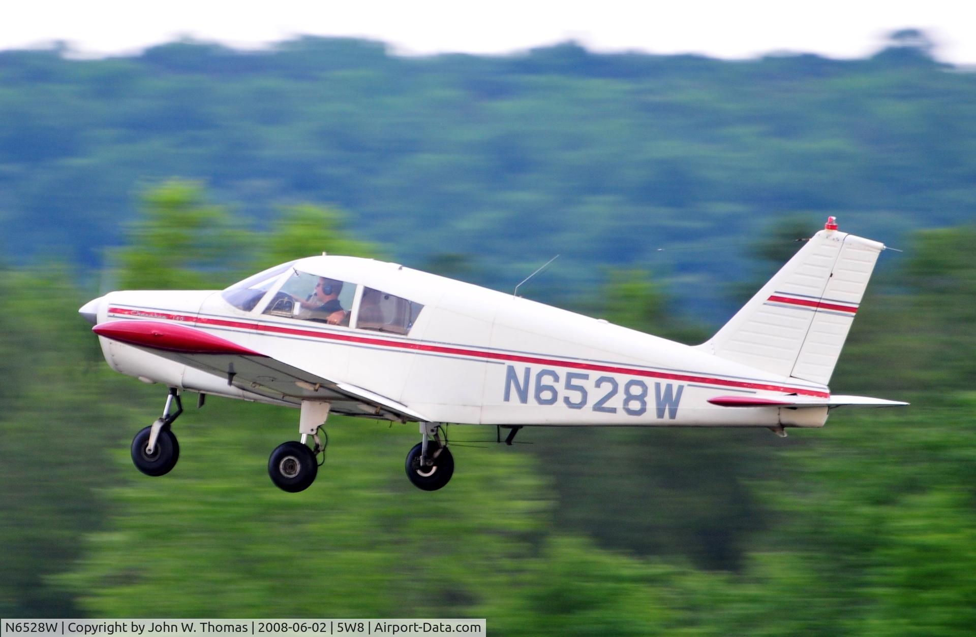 N6528W, 1964 Piper PA-28-140 C/N 28-20607, Departing runway 4