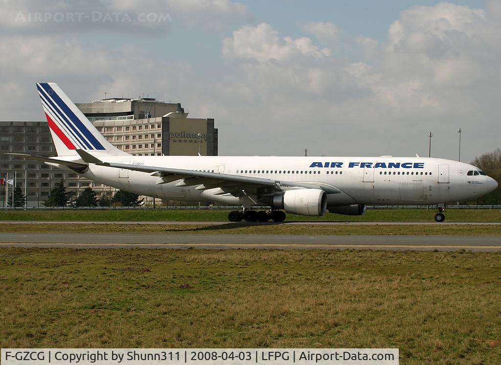 F-GZCG, 2002 Airbus A330-203 C/N 498, Taxiing on parallels runways...