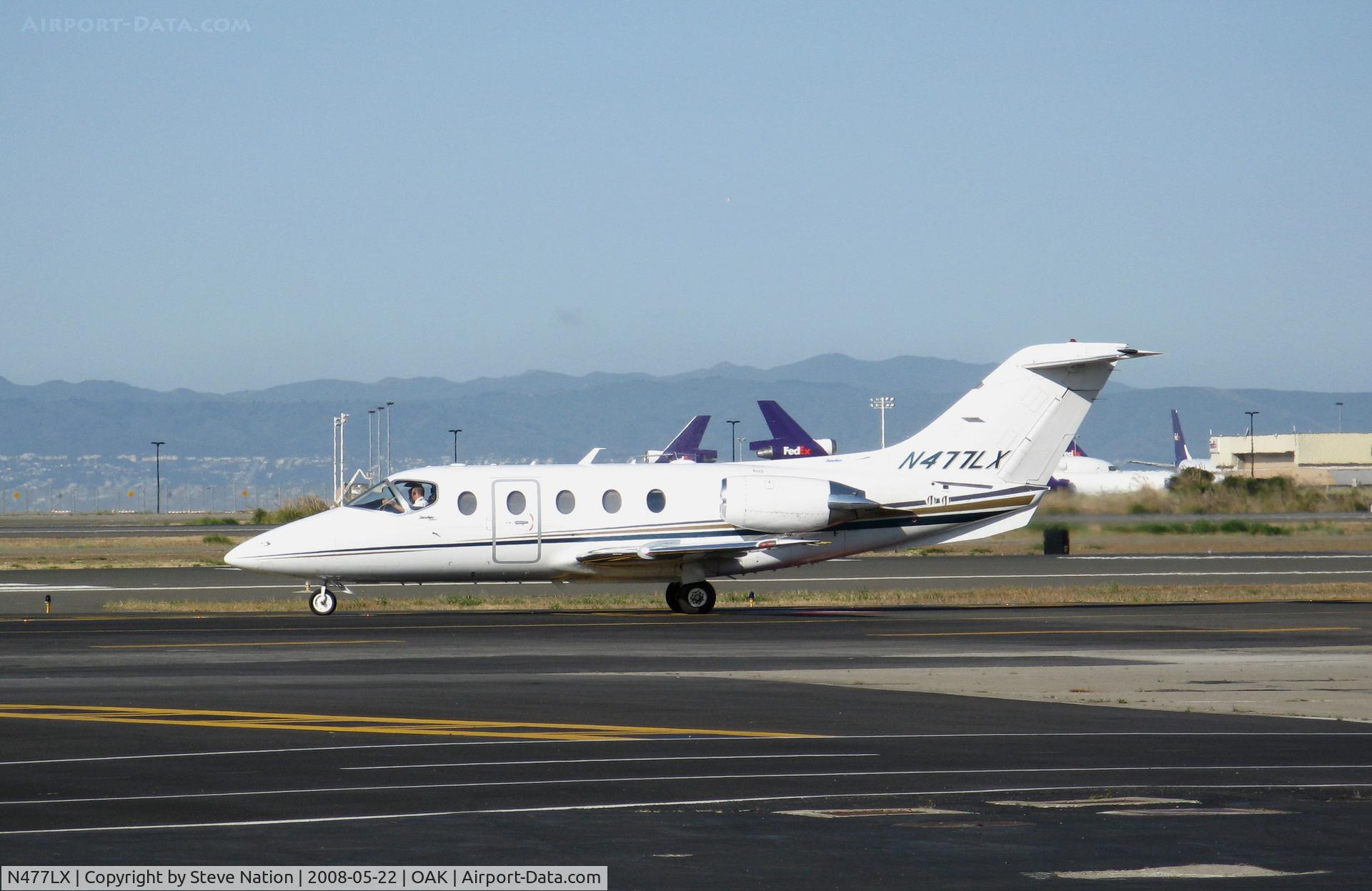 N477LX, 2004 Raytheon Beechjet 400A C/N RK-377, Flight Options Raytheon Aircraft Company 400A taxying @ Oakland, CA