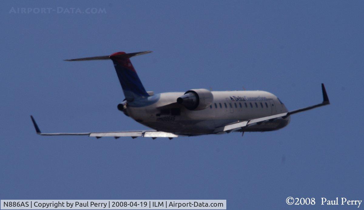 N886AS, 2001 Bombardier CRJ-200ER (CL-600-2B19) C/N 7531, Delta getting out between airshow acts