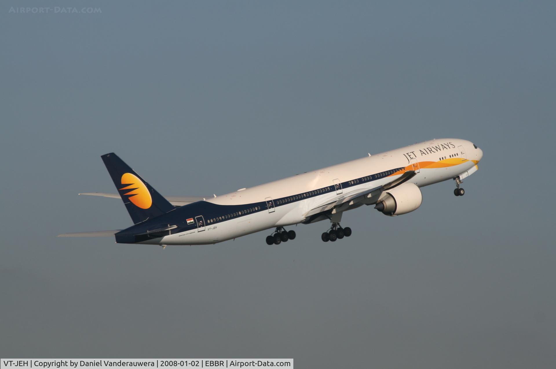 VT-JEH, 2007 Boeing 777-35R/ER C/N 35166, taking off from rwy 07R