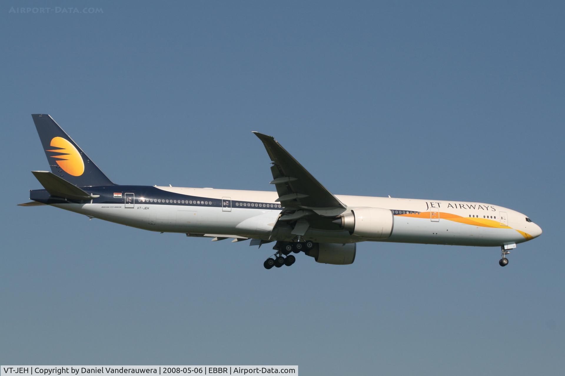 VT-JEH, 2007 Boeing 777-35R/ER C/N 35166, descending to rwy 02