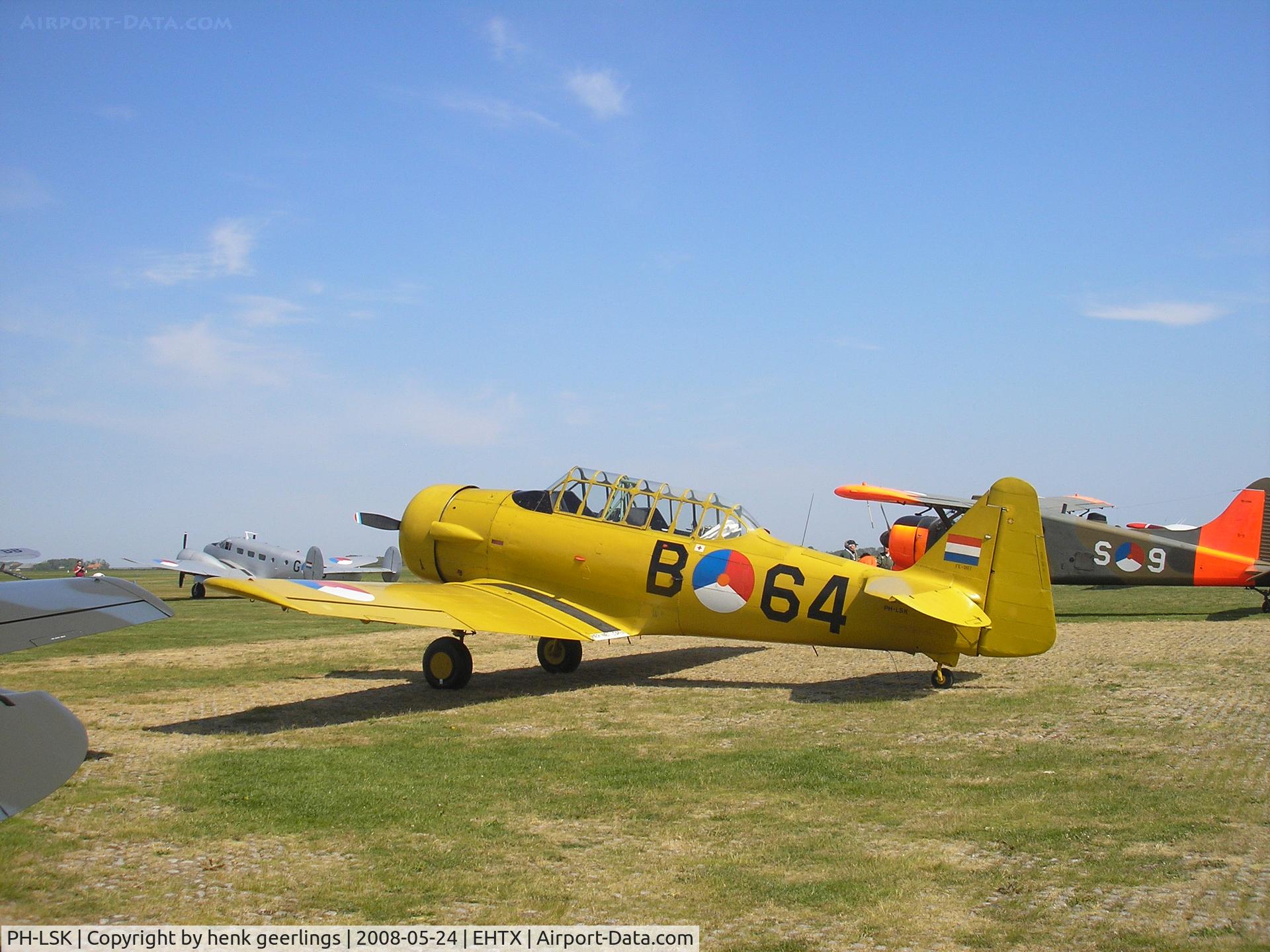 PH-LSK, 1942 Noorduyn AT-16 Harvard IIB C/N 14-641, Texel Taildragger & Old Timer Fly-In