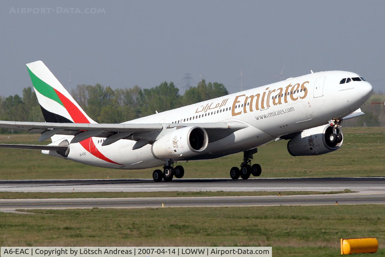 A6-EAC, 2000 Airbus A330-243 C/N 372, Normal Traffic at VIE