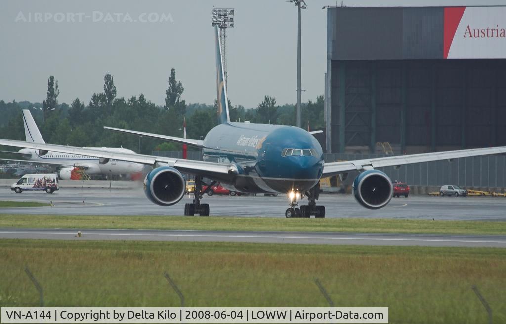 VN-A144, Boeing 777-2K6/ER C/N 33503, VIETNAM AIRLINES -President Nguy?n Minh Tri?t  on board