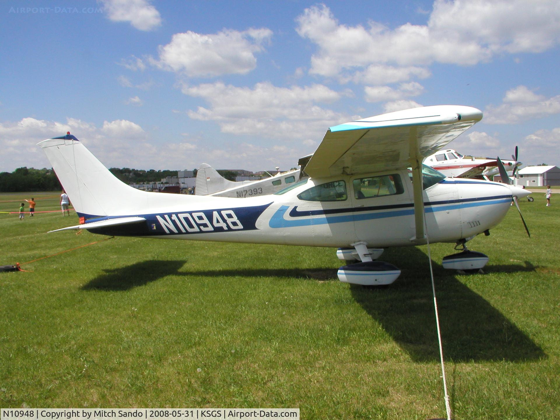 N10948, 1977 Cessna 182Q Skylane C/N 18266102, Fleming Field Fly-In 2008.