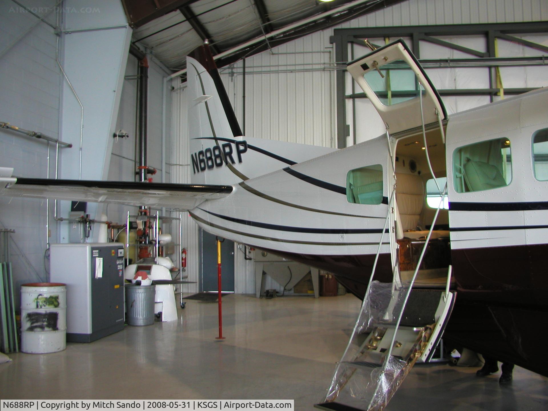 N688RP, 2004 Cessna 208B Grand Caravan C/N 208B1103, Fleming Field Fly-In 2008.