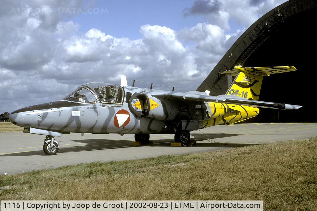 1116, Saab 105OE C/N 105416, The familiar tiger coloured Saab 105 GF-16 was one of the visitors on th Eggebek open house in 2002.