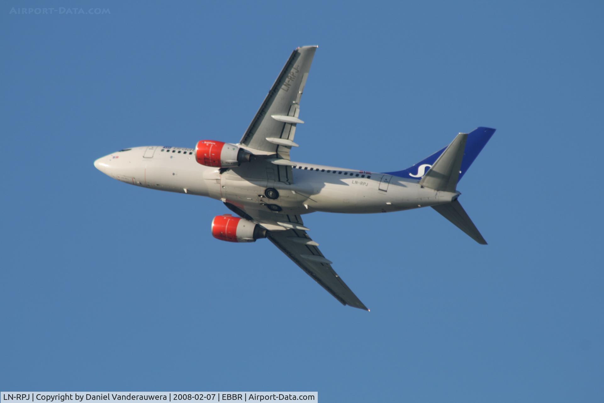 LN-RPJ, 2000 Boeing 737-783 C/N 30192, flight SK4742 is taking off from rwy 25R