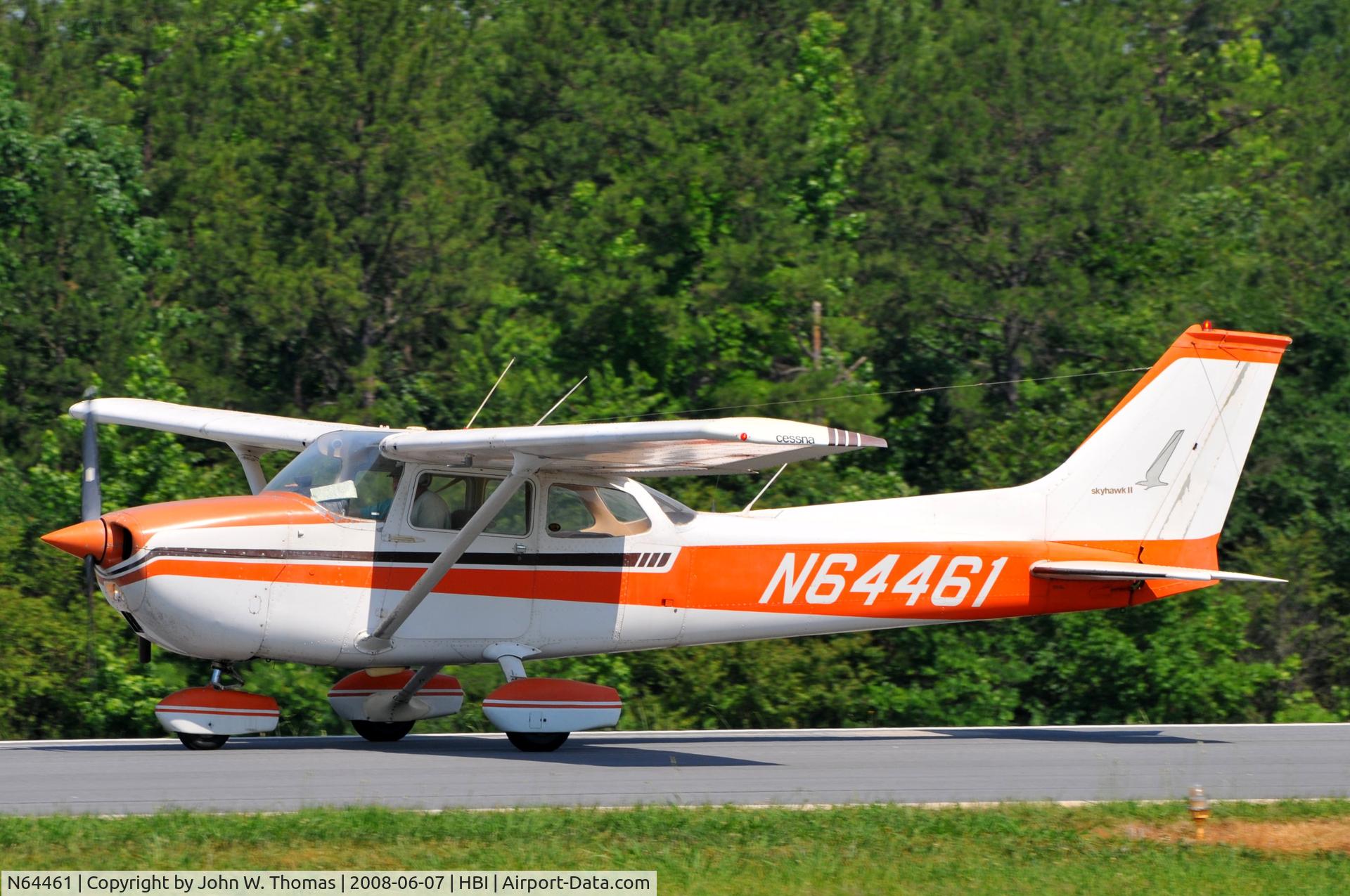 N64461, 1975 Cessna 172M C/N 17265248, Arriving runway 21