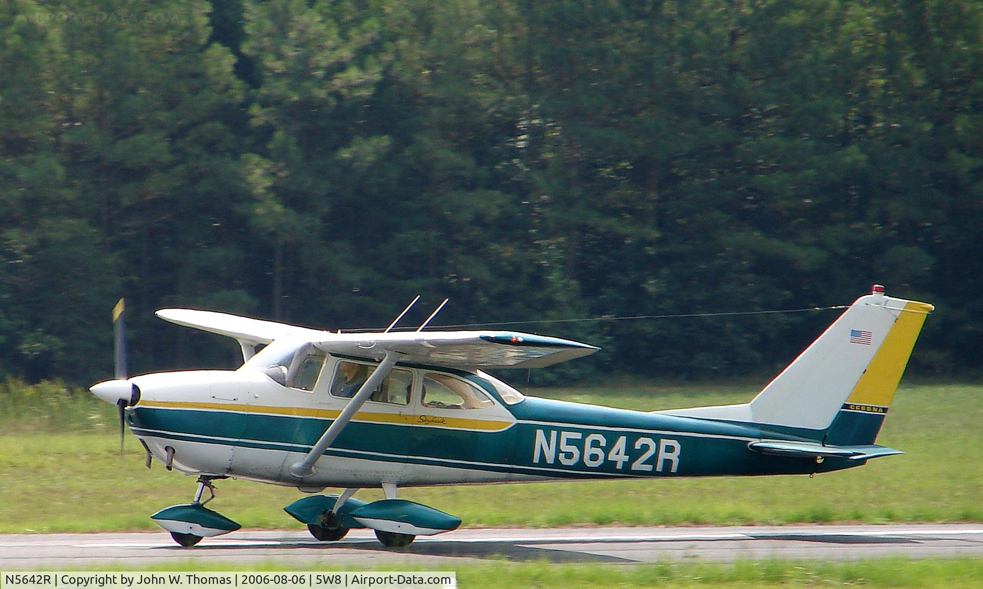 N5642R, 1965 Cessna 172F C/N 17253266, Arriving runway 4