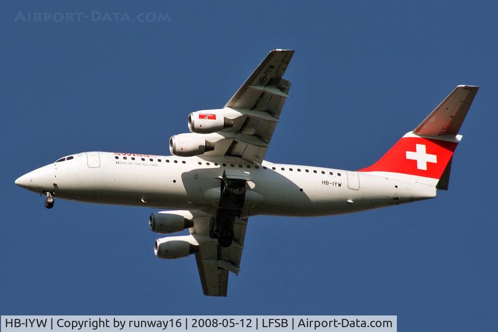 HB-IYW, 1999 British Aerospace Avro 146-RJ100 C/N E3359, SWISS landing on rwy 34