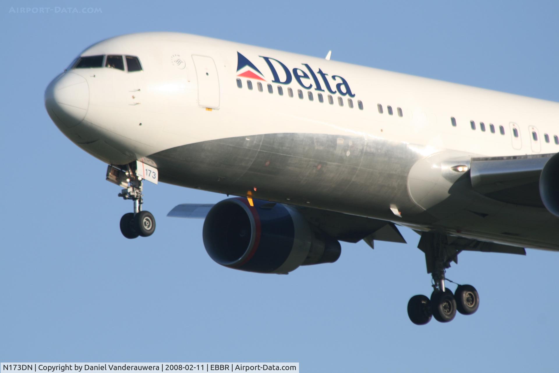 N173DN, 1990 Boeing 767-332 C/N 24800, descending to rwy 25L