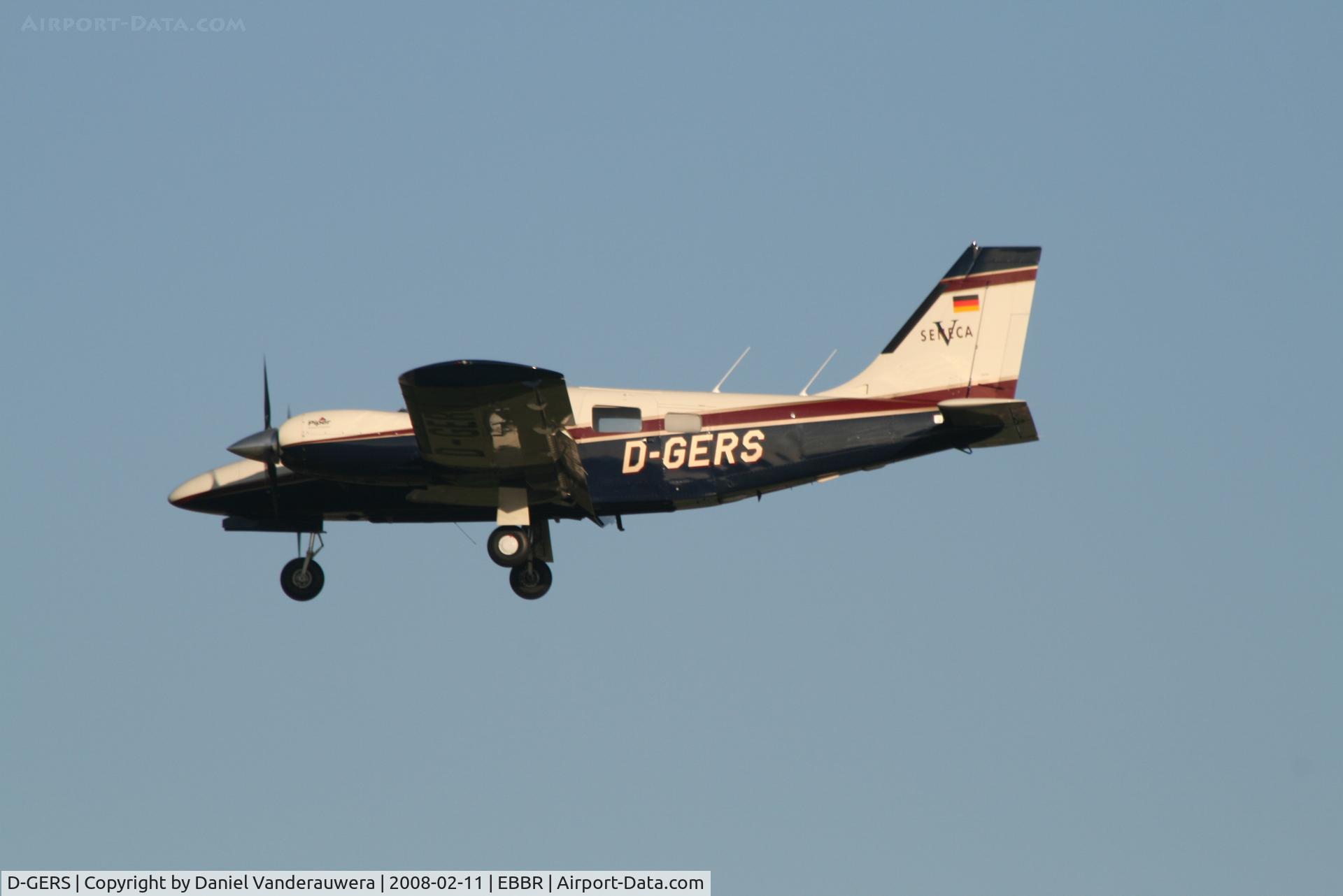 D-GERS, 1998 Piper PA-34-220T Seneca V C/N 34-49083, descending to rwy 25L