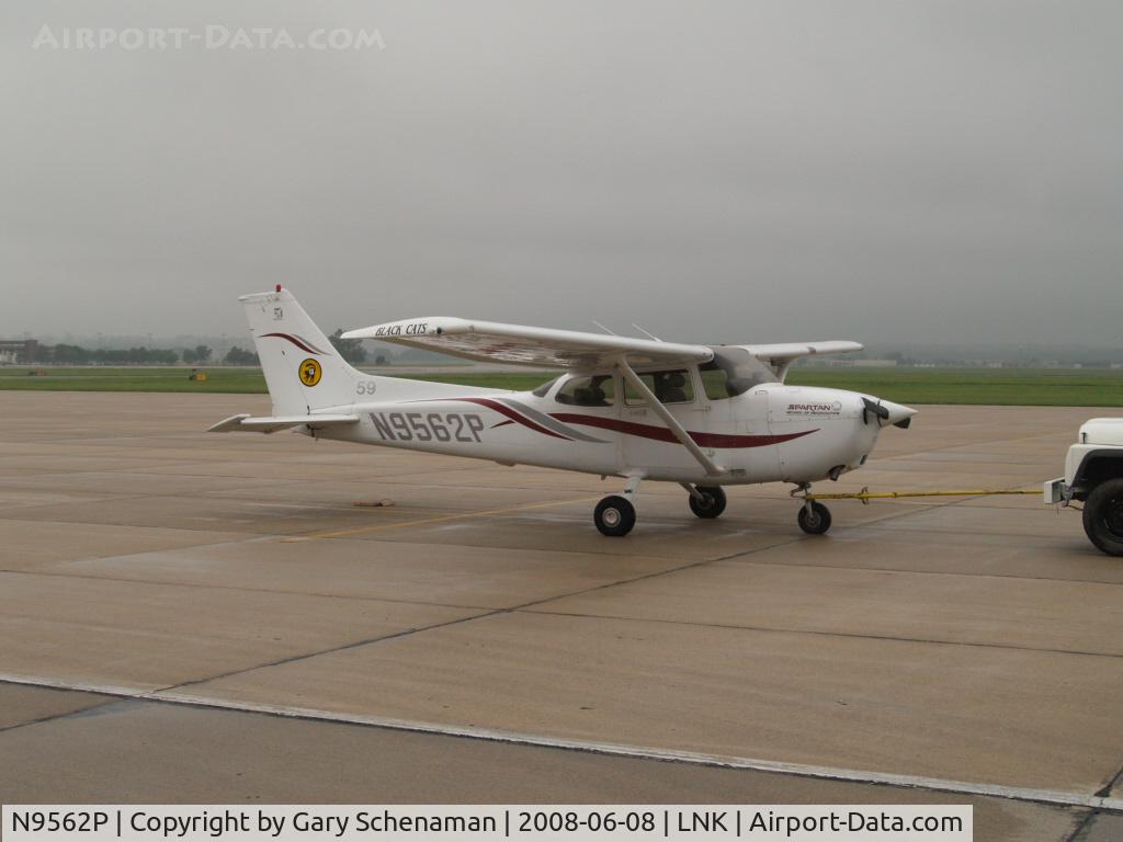 N9562P, 1999 Cessna 172R C/N 17280499, prior to take off
