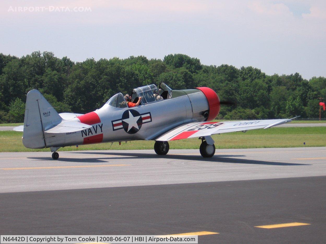 N6442D, 1959 North American SNJ-6 Texan C/N 121-43142, taxiing for takeoff