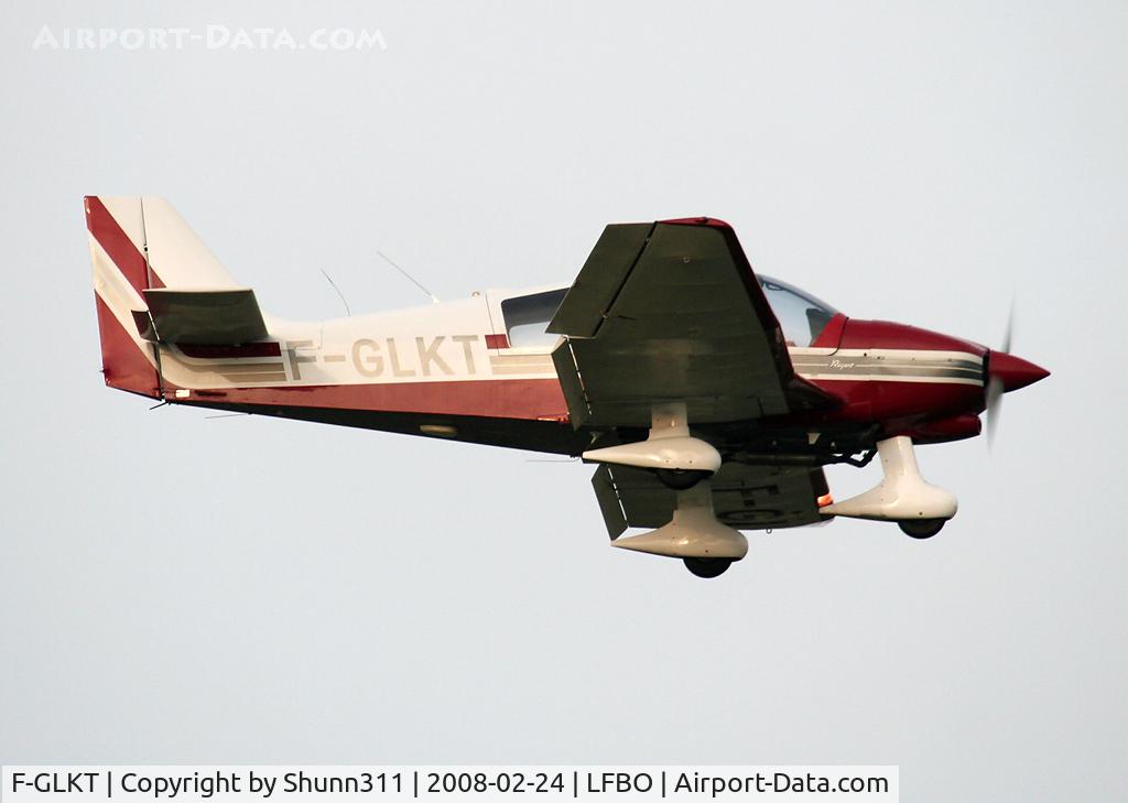 F-GLKT, Robin DR-400-180 Regent C/N 2136, Landing rwy 14R