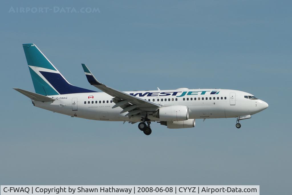 C-FWAQ, 2002 Boeing 737-7CT C/N 32748, Landing Runway 32 (Canon XT, 70-300mm)