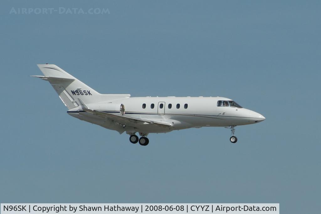 N96SK, 2007 Hawker Beechcraft 900XP C/N HA-0006, Landing Runway 32 (Canon XT, 70-300mm)
