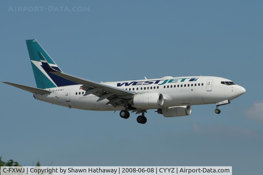 C-FXWJ, 2005 Boeing 737-7CT C/N 32768, Landing Runway 32 (Canon XT, 70-300mm)