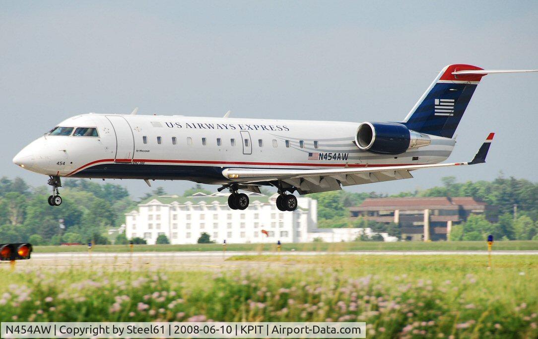 N454AW, 2003 Bombardier CRJ-200LR (CL-600-2B19) C/N 7842, Landing on 28L
