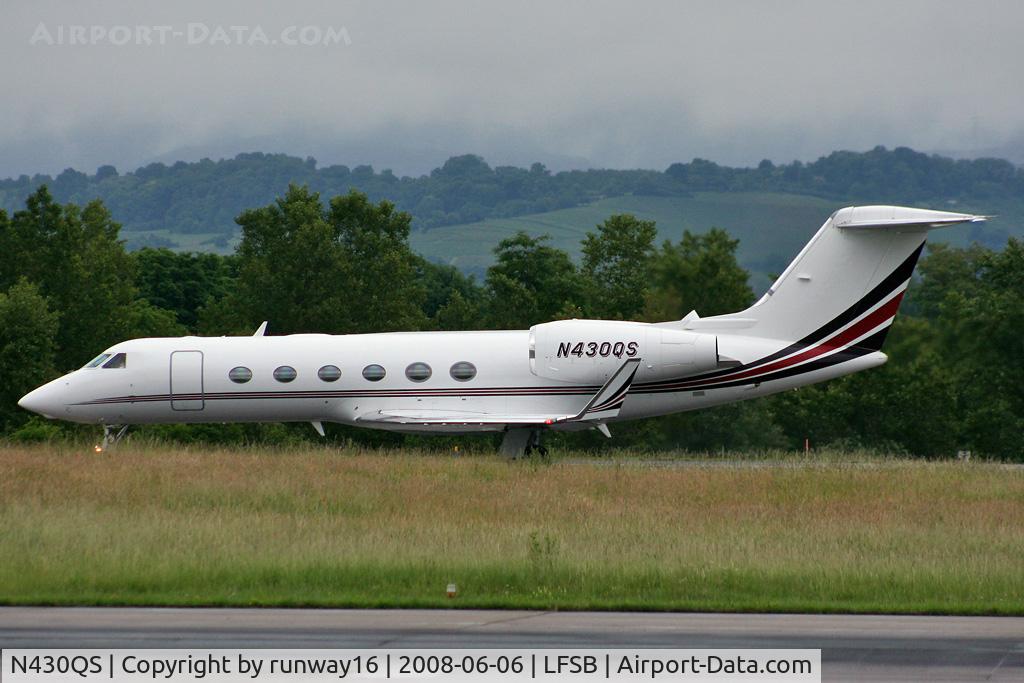 N430QS, 2005 Gulfstream Aerospace GIV-X (G450) C/N 4021, taxi on bravo
